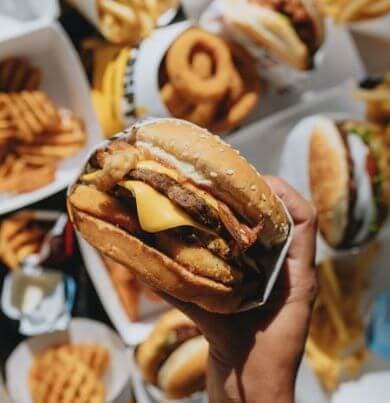 Gana código descuento Carl's Jr registrando visitas